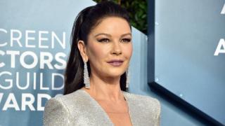 Без свян: Катрин Зита-Джоунс хипнотизира с деколте до пъпа на 53 СНИМКИ