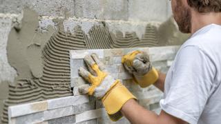 Майстори потрошиха с чукове дома на пенсионер в Лом. Ето защо...
