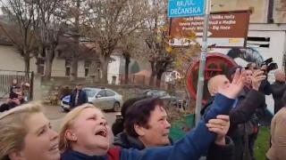 Невиждан екшън: Мъж плаши да скочи от покрива, след като посегнаха на ракията му ВИДЕО 