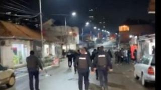 Въоръжени до зъби косовари с бронетехника нахлуха в Косовска Митровица и окупираха града ВИДЕО