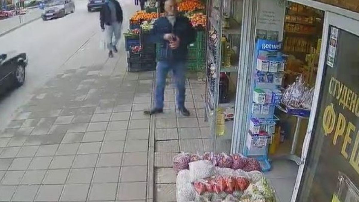 Нагъл апаш краде под носа на пловдивските ченгета ВИДЕО 