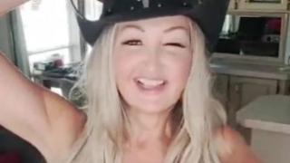 Гореща блондинка ошашави мрежата, признавайки, че...