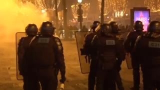 Сблъсъци между полицаи и футболни фенове в Париж след победата на Мароко ВИДЕО