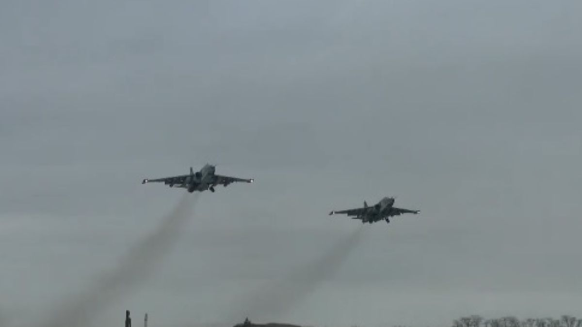 ВИДЕО от войната: Показаха удари на Су-25 по бронирани машини на ВСУ
