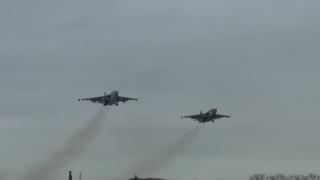 ВИДЕО от войната: Показаха удари на Су-25 по бронирани машини на ВСУ