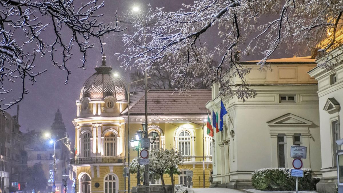 Красота! Нощна София се превърна в зимна приказка СНИМКИ
