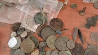 Задържаха трима души в момент на продажба на антики СНИМКИ