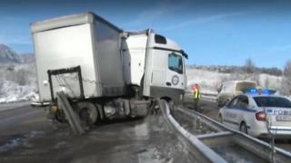 Тир със страшна каскада блокира пътя Е-79 между Враца и Мездра ВИДЕО