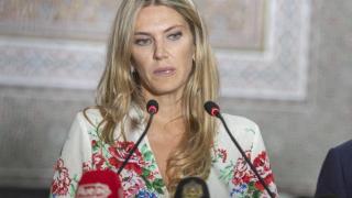 Коя е хубавата Ева, която развихри скандала за корупцията в Европарламента СНИМКИ