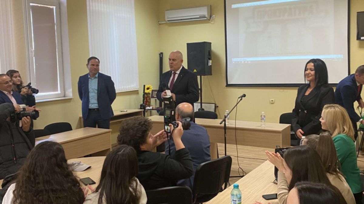 Главният прокурор Иван Гешев пред ученици в Сандански:  Не губете ентусиазма и идеалите си, можете да промените страната