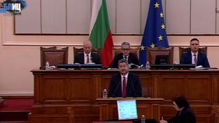 Да им се чуди човек на депутатите от ДБ какво търсят в носовете си в парламента БЛИЦ TV