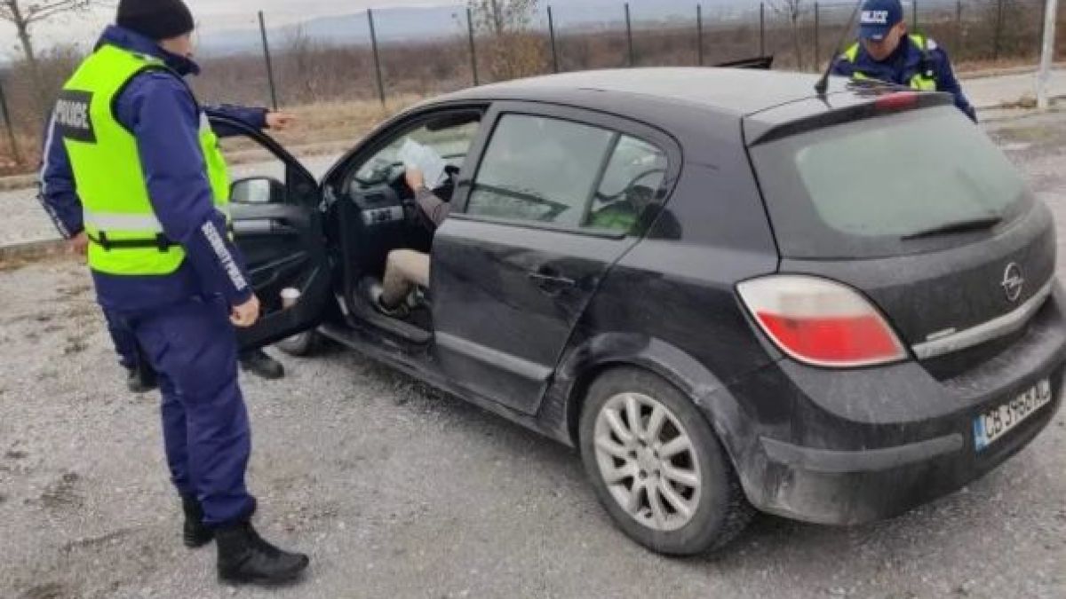 Полицаи спряха кола за проверка на "Тракия" и спипаха... СНИМКИ