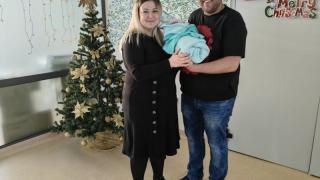 Чудо преди Коледа в пловдивска болница: Жена роди бебе за приказ след седем спонтанни аборта