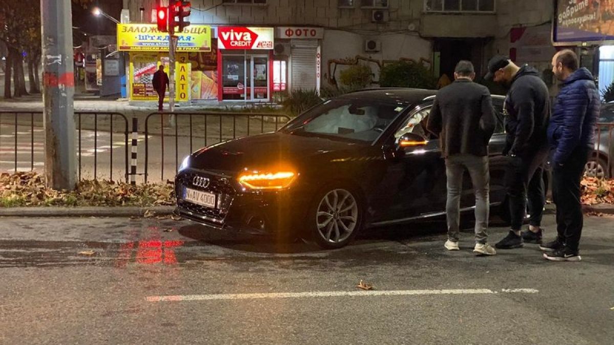 Две Аудита се помляха до Новата поща в Бургас СНИМКИ