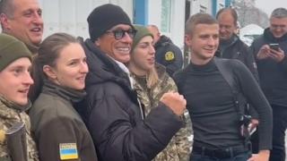 Скандално: Жан-Клод Ван Дам пристигнал при любовницата си в Украйна за донорски органи?