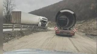  Километрично задръстване - камион се завъртя на пътя между Мездра и Ботевград