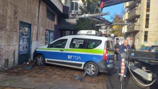 Служители на БГ ТОЛ спряха на тротоар в Благоевград и им се случи случка СНИМКА 