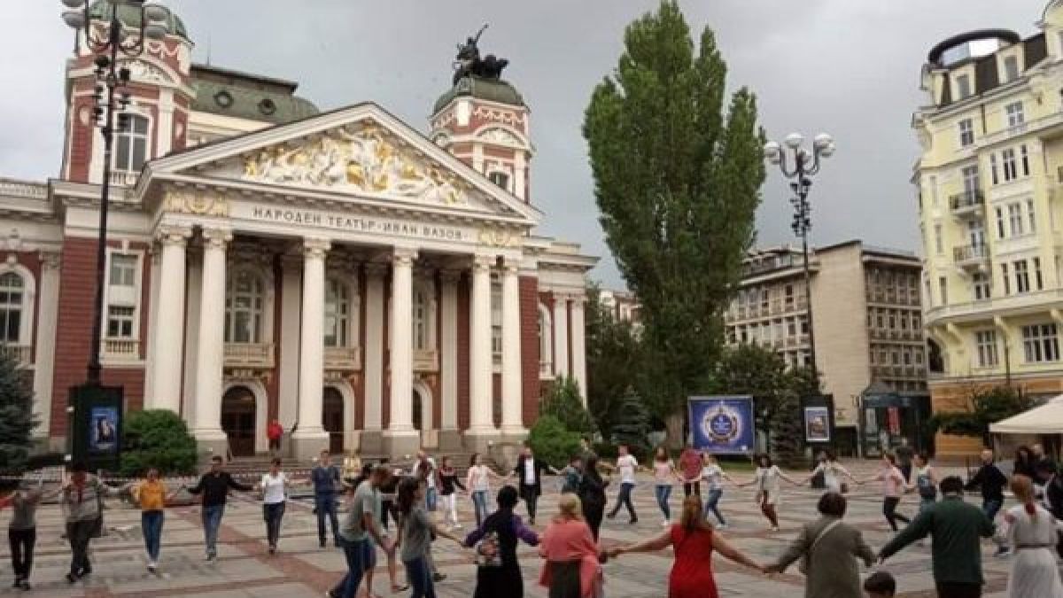 Традицията умира, а хорото на площада се къса! Искат танцьорите да плащат за...