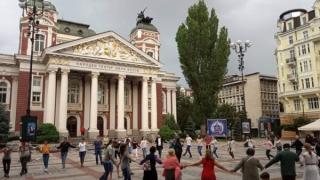 Традицията умира, а хорото на площада се къса! Искат танцьорите да плащат за...