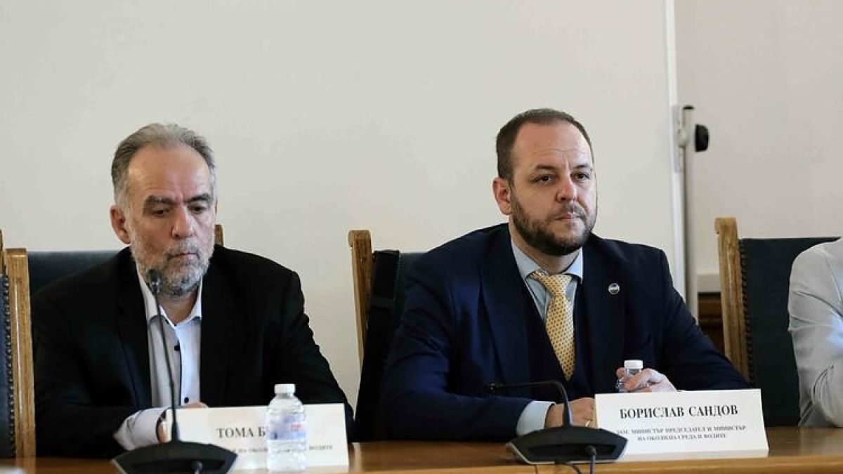 Ден преди да си тръгнат: Сандов и Белев отпуснали близо милион за екоорганизации