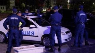 Страшен екшън пред магазин в Карловско, за минути почерня от побеснели роми и ченгета 