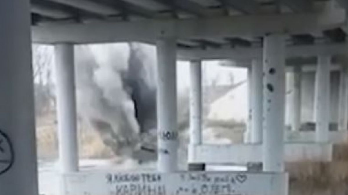 ВИДЕО от войната: БРДМ-2 се взриви на мина при опит да пресече река