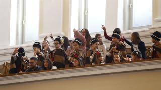 Интересни гости посетиха депутатите дни преди Коледа СНИМКИ