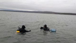 Съпруга на един от изчезналите рибари разпозна изплувалото днес тяло в езеро край Бургас СНИМКИ
