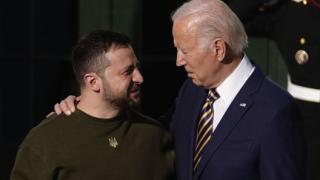 Байдън посрещна Зеленски в Белия дом, украинският лидер му даде... ВИДЕО