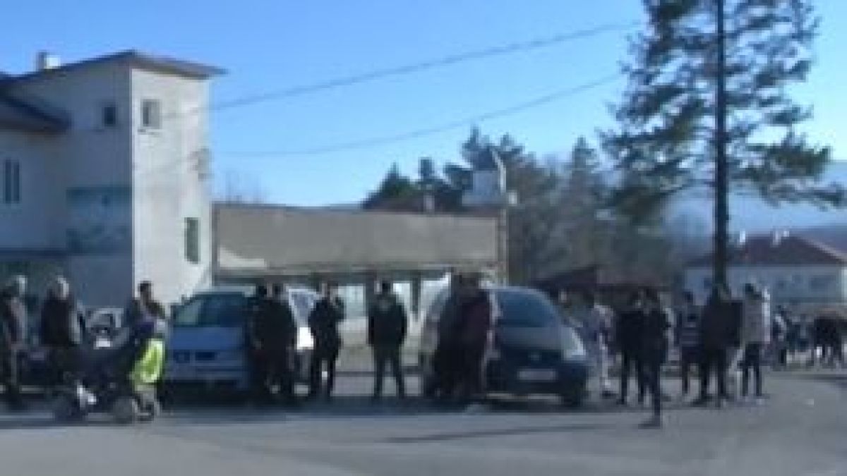 2 буса преследвали тримата младежи край Трън, преди да ги намерят мъртви в колата им
