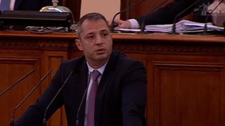 Добрев и Василев се хванаха за гушите, такъв скандал за пари в НС не е имало от дълго време