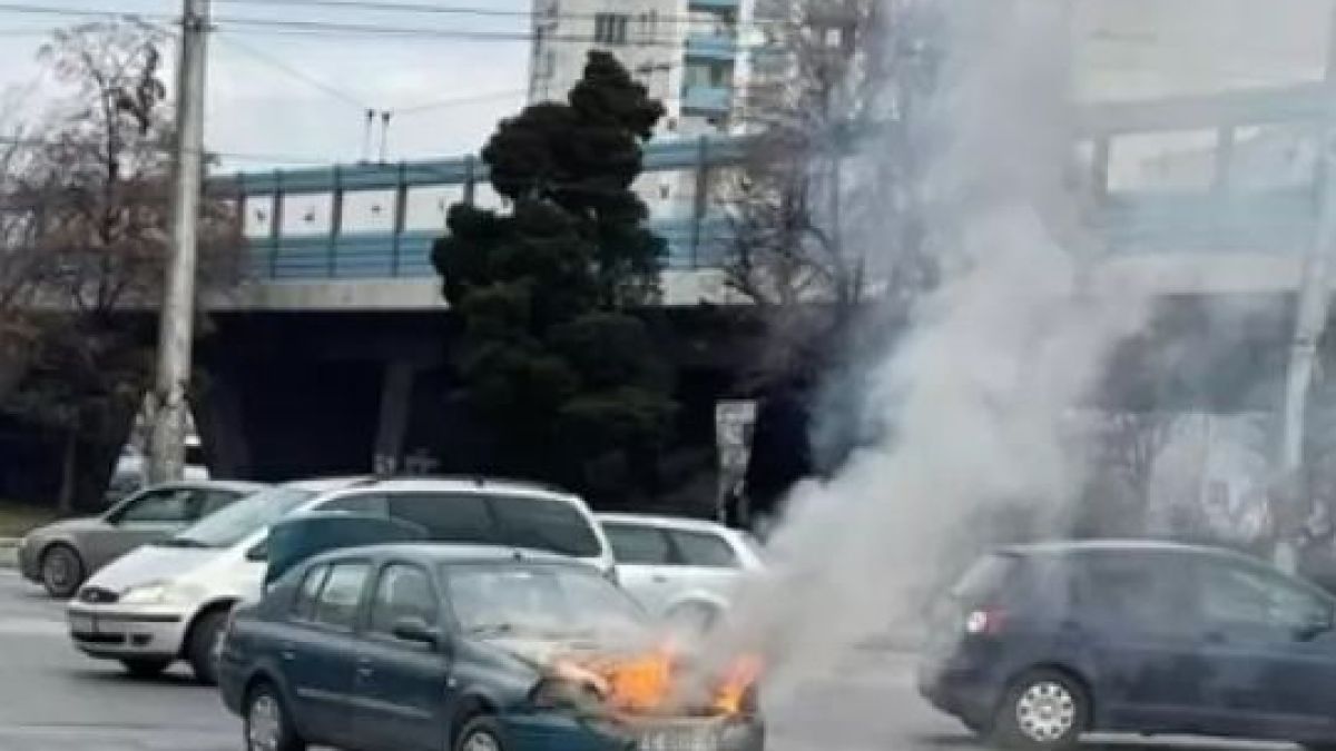 Страшен инцидент: Кола се запали в движение в столичния "Дружба" СНИМКИ