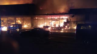 Първи кадри от палежа на денонощния магазин в Кранево - има ли пръст конкуренцията?