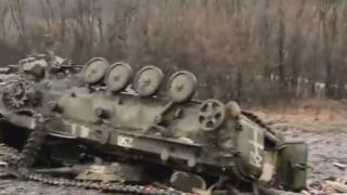 ВИДЕО от войната: Показаха унищожена колона с бронетехника на ВСУ