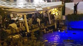 Невиждан ужас на Босфора! Елитен ресторант се срути, 15 души полетяха във водата СНИМКИ