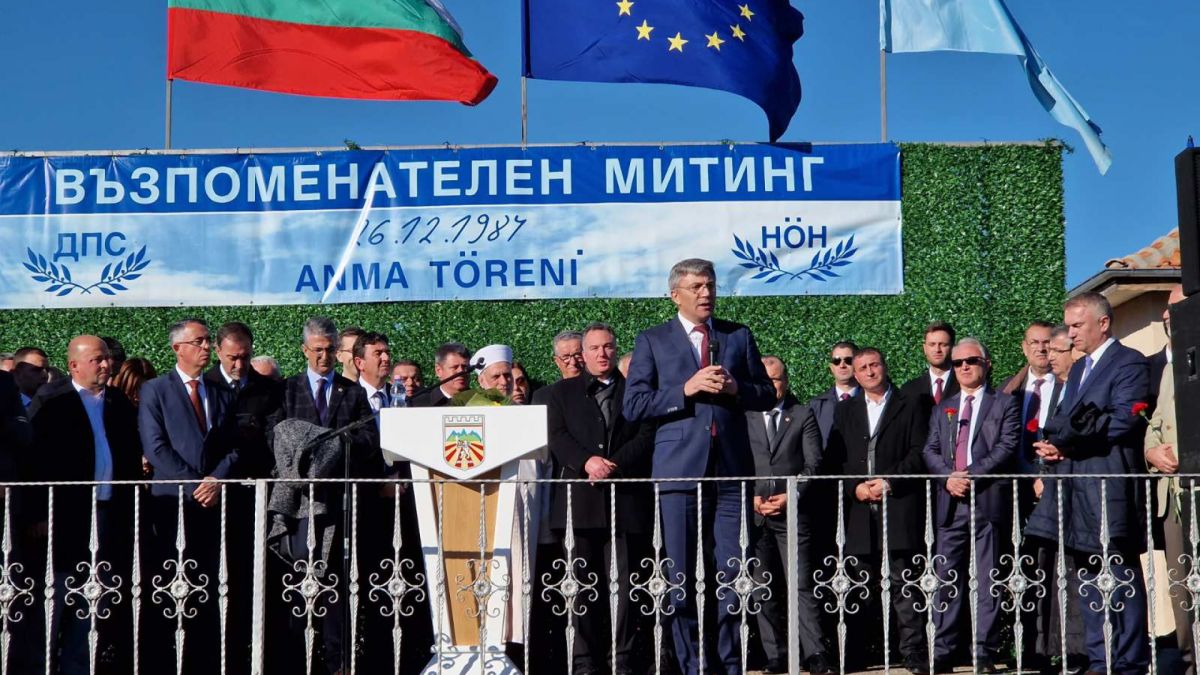 Карадайъ от Тюркян чешма: Това е символът на съпротивата срещу смяната на имената. Тогава бяхме сами, сега сме заедно - от четирите краища на България. Да продължим делото на Ахмед Доган