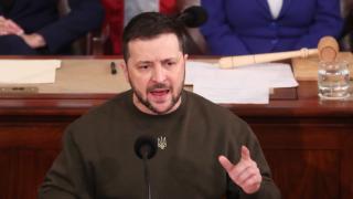 Зеленски: Ситуацията на фронта е тежка и мъчителна