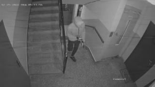 Крадец с качулка изправи на нокти цял блок в София навръх празника СНИМКА
