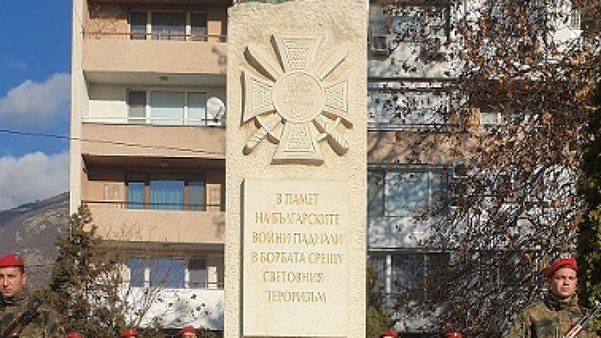БЛИЦ TV: В Карлово почетоха 19 години от трагедията в Кербала СНИМКИ