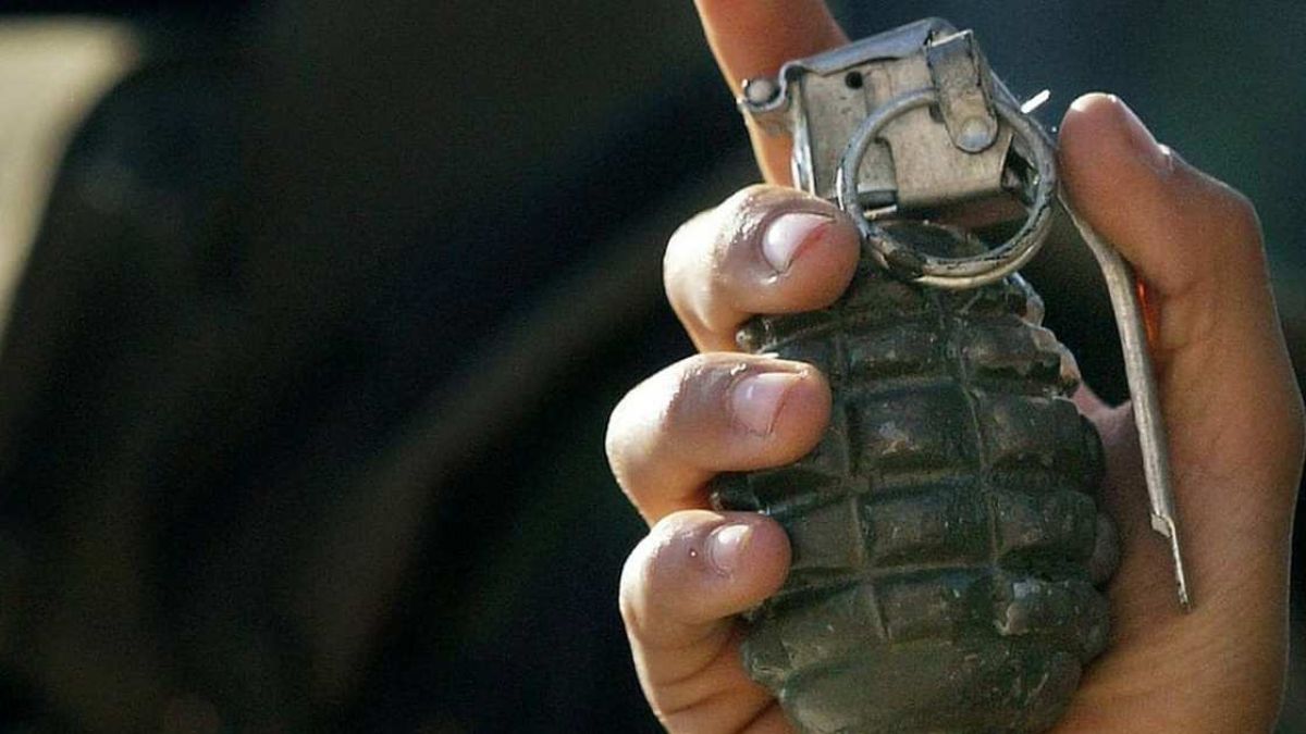 Трагично ВИДЕО 18+ от войната: Руски войн се взриви с граната, за да не бъде пленен 