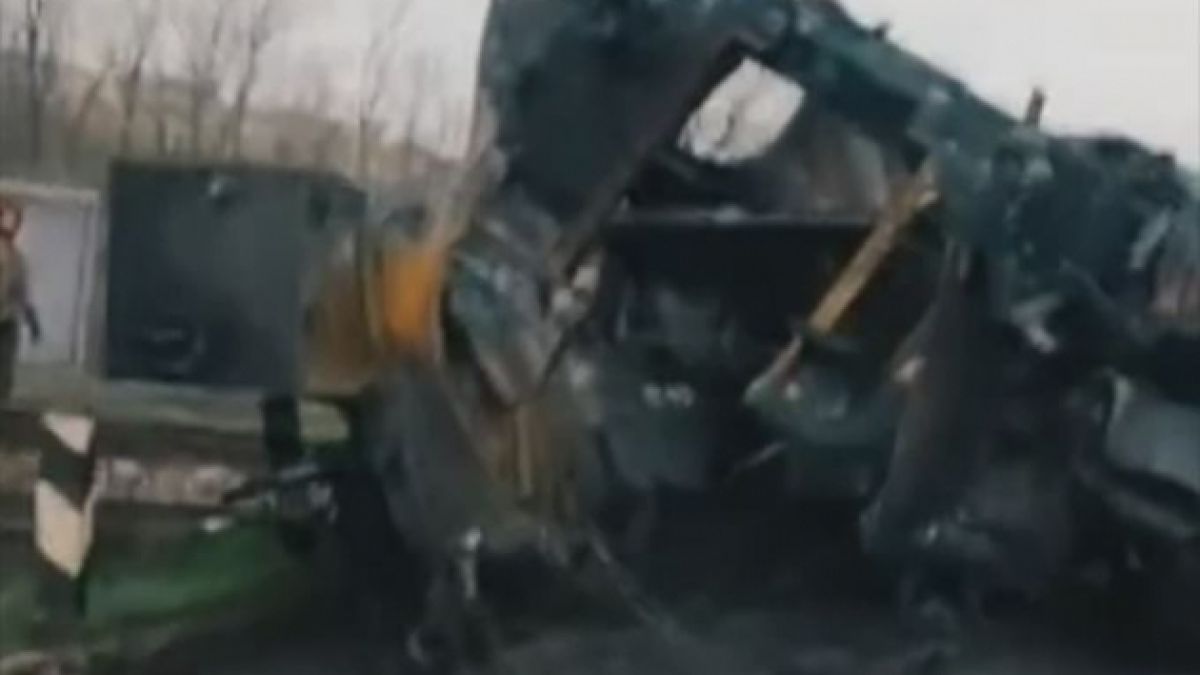 ВИДЕО от войната: Руски танк унищожи полска гаубица, като проби дупка в нея