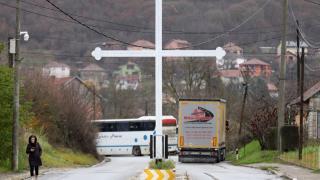 Започнаха да премахват барикадите в Северно Косово