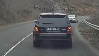 Нагла и грозна изцепка на майка със скъпарски джип погнуси всички ВИДЕО