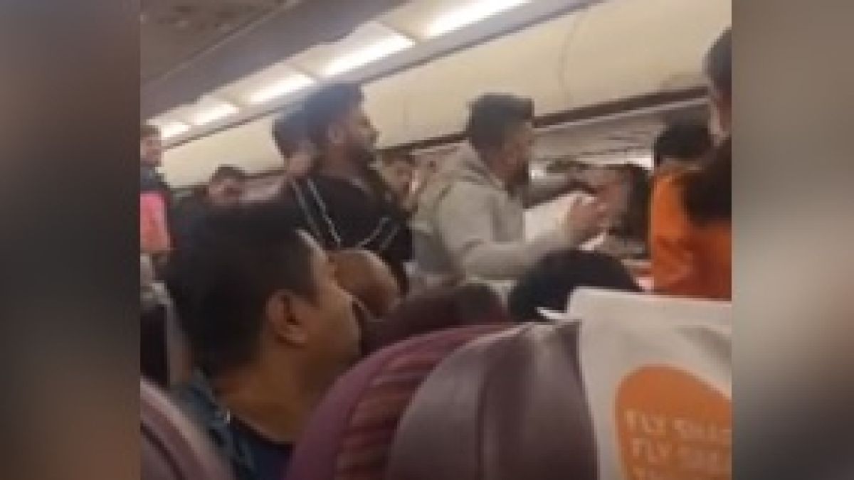 Масов бой в самолет заради нагли пътници ВИДЕО