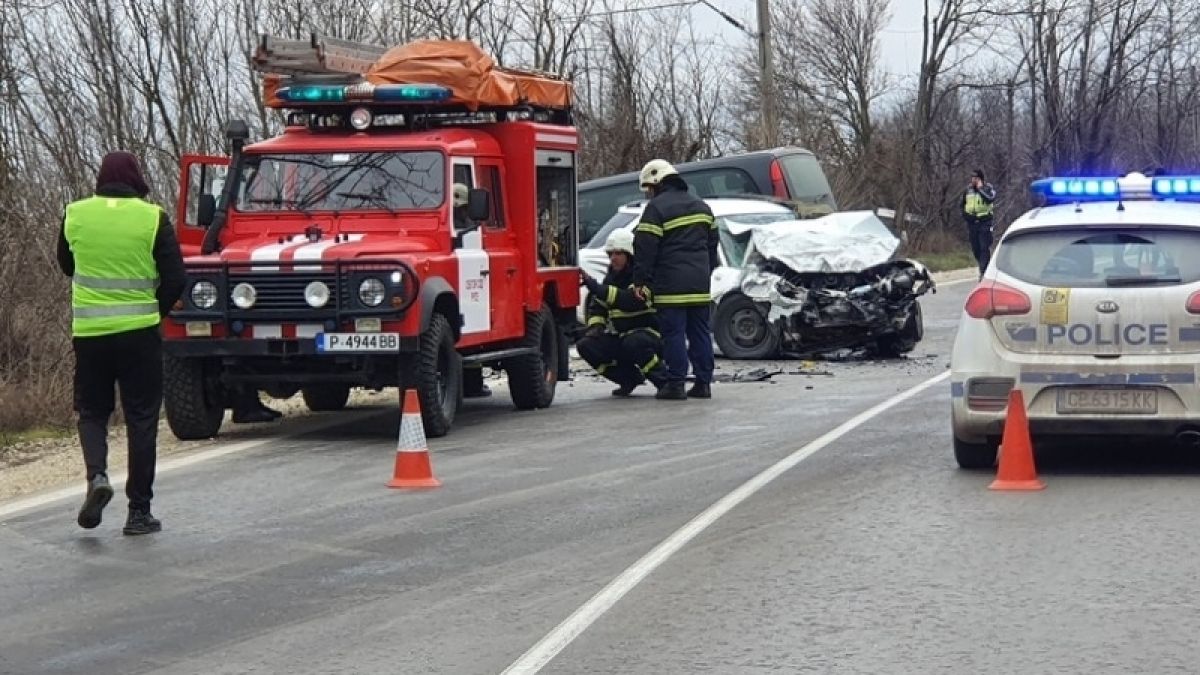 Менко Циганчето сътвори жестоко меле в Бяла Слатина, пожарникари го вадят от смачканите ламарини