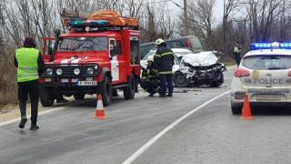 Менко Циганчето сътвори жестоко меле в Бяла Слатина, пожарникари го вадят от смачканите ламарини