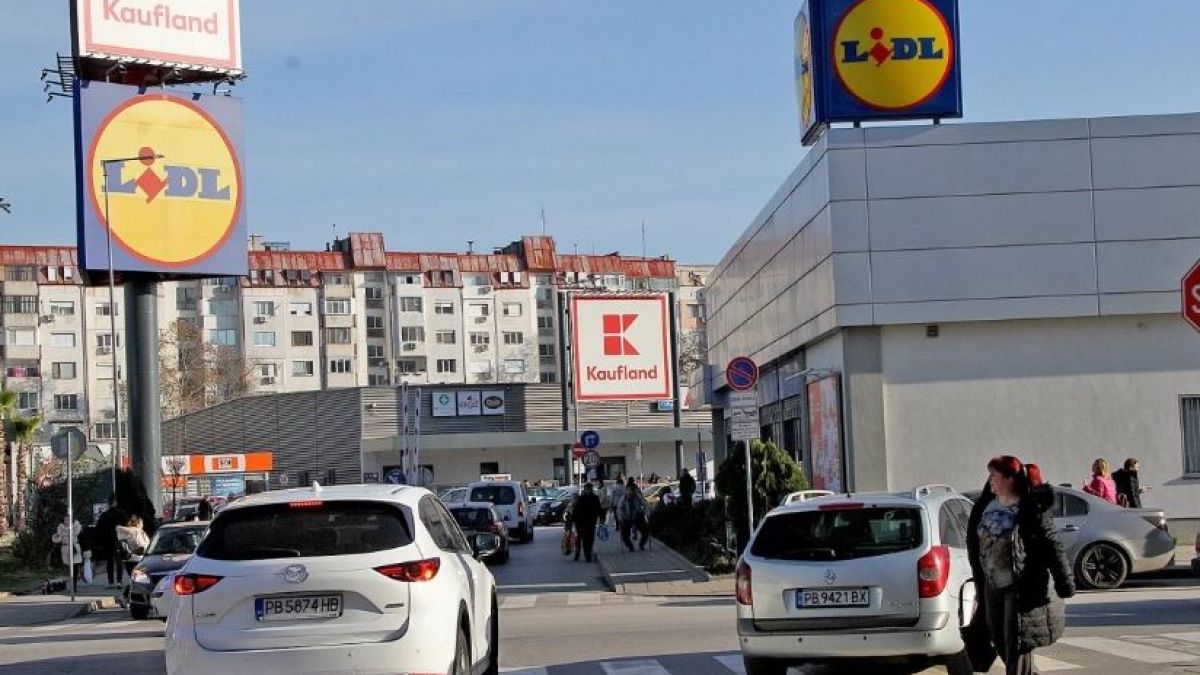 Криза ли? В магазините се пазарува на Армагедон, даже количките свършиха СНИМКИ