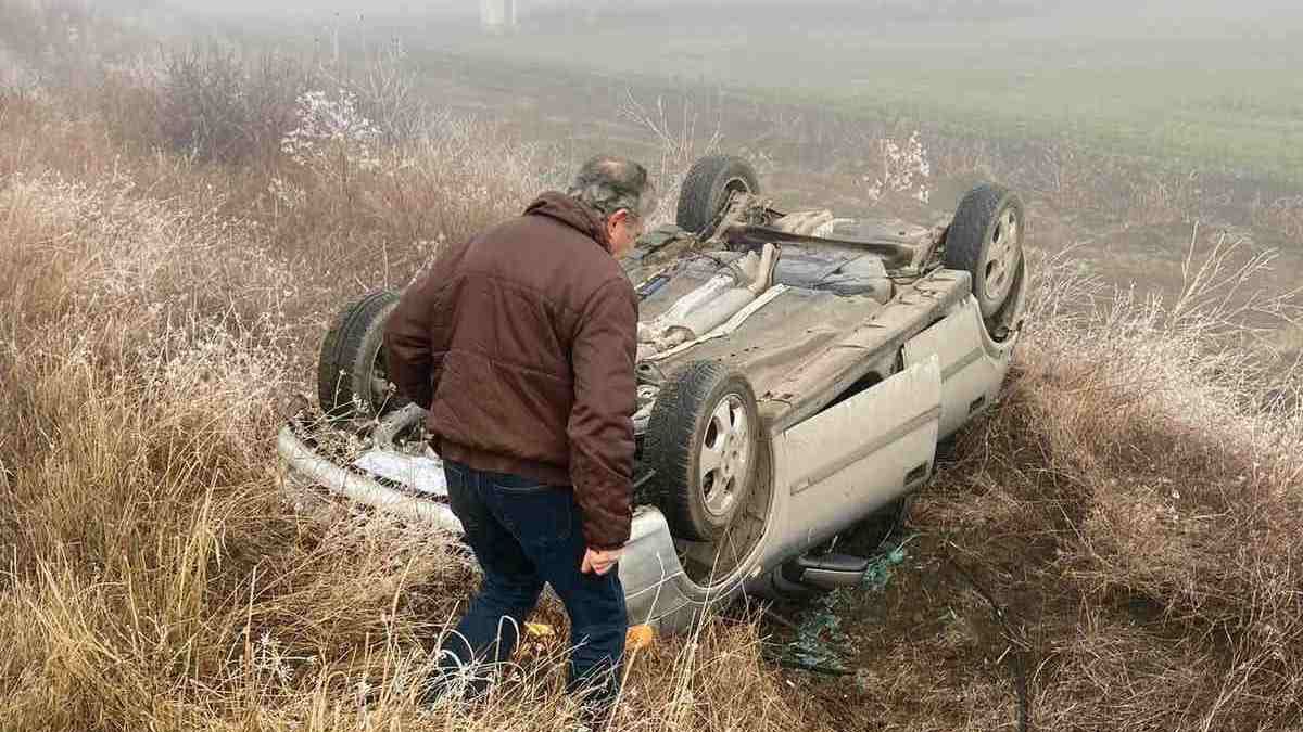 Двама мъже намериха обърната край Карнобат кола, а после... СНИМКИ