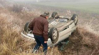 Двама мъже намериха обърната край Карнобат кола, а после... СНИМКИ