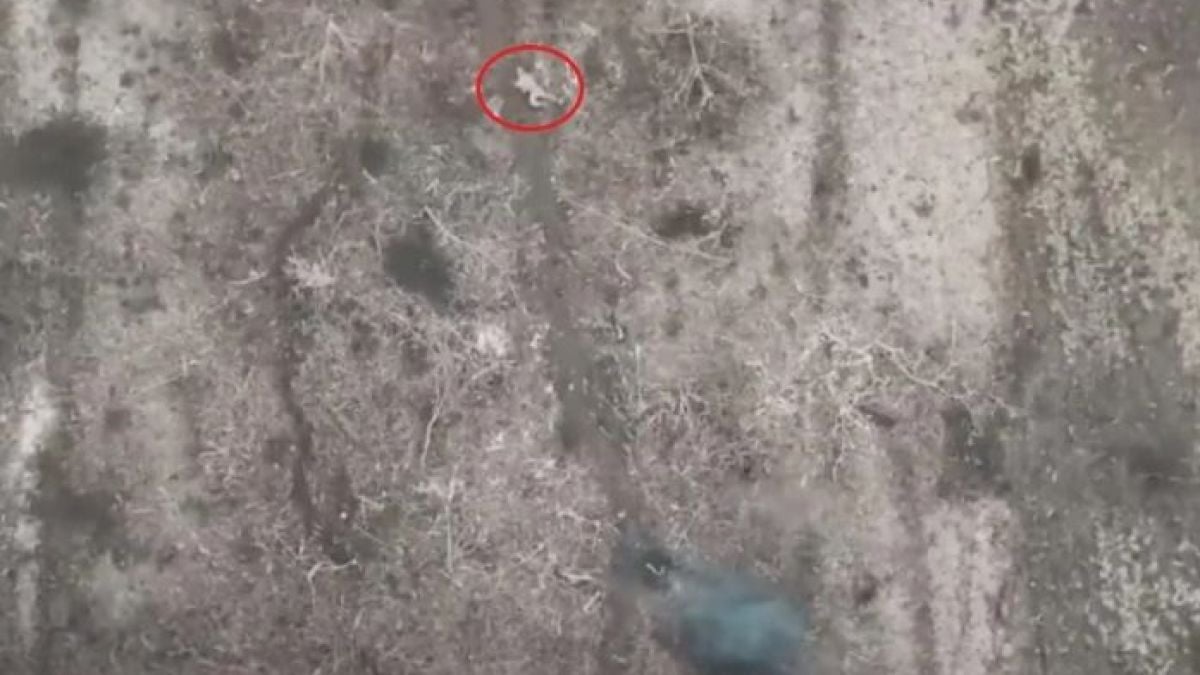 ВИДЕО от войната: Руски пехотинец се спаси с хитър трик от бомбите на дрон